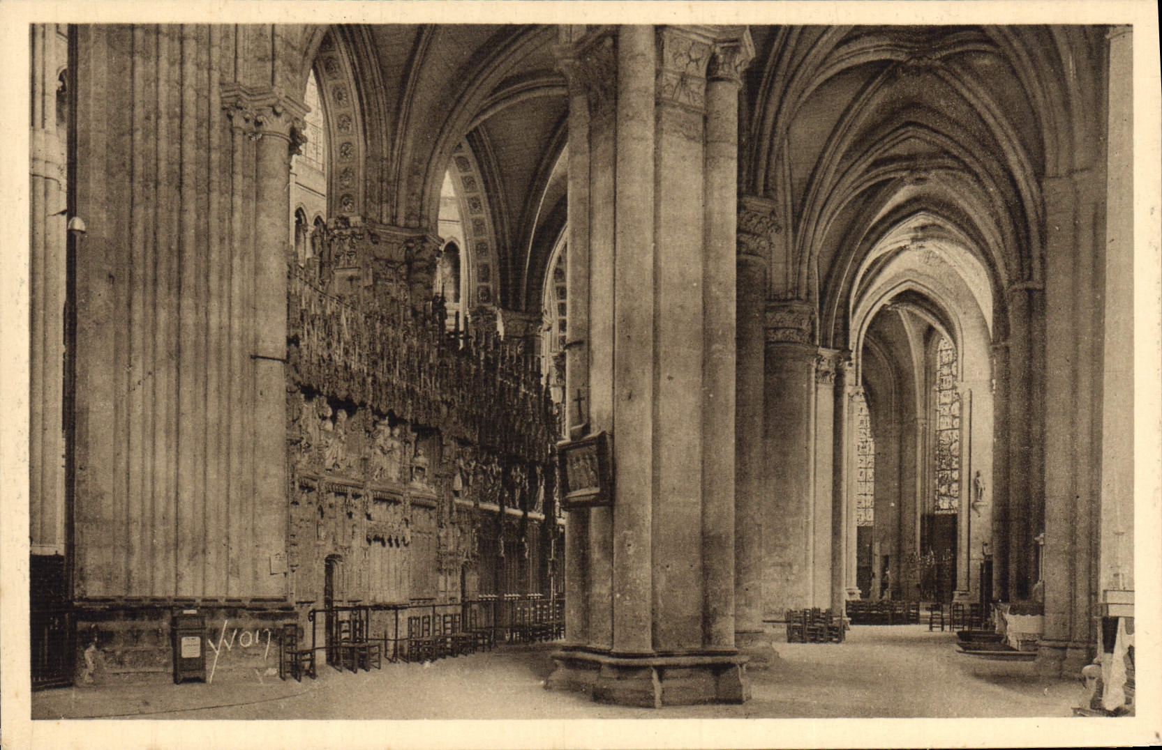 CPA Chartres Eure et Loir Interieur de la Cathedrale Le Deambulatoire