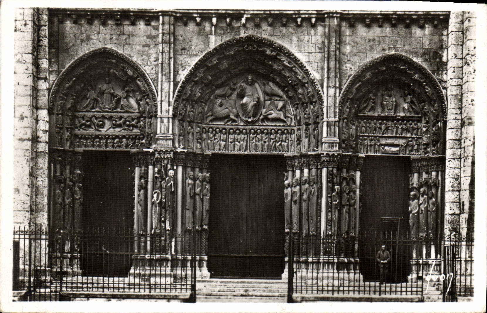 CPA Chartres Eure et Loir La Cathedrale Le Grand Portail