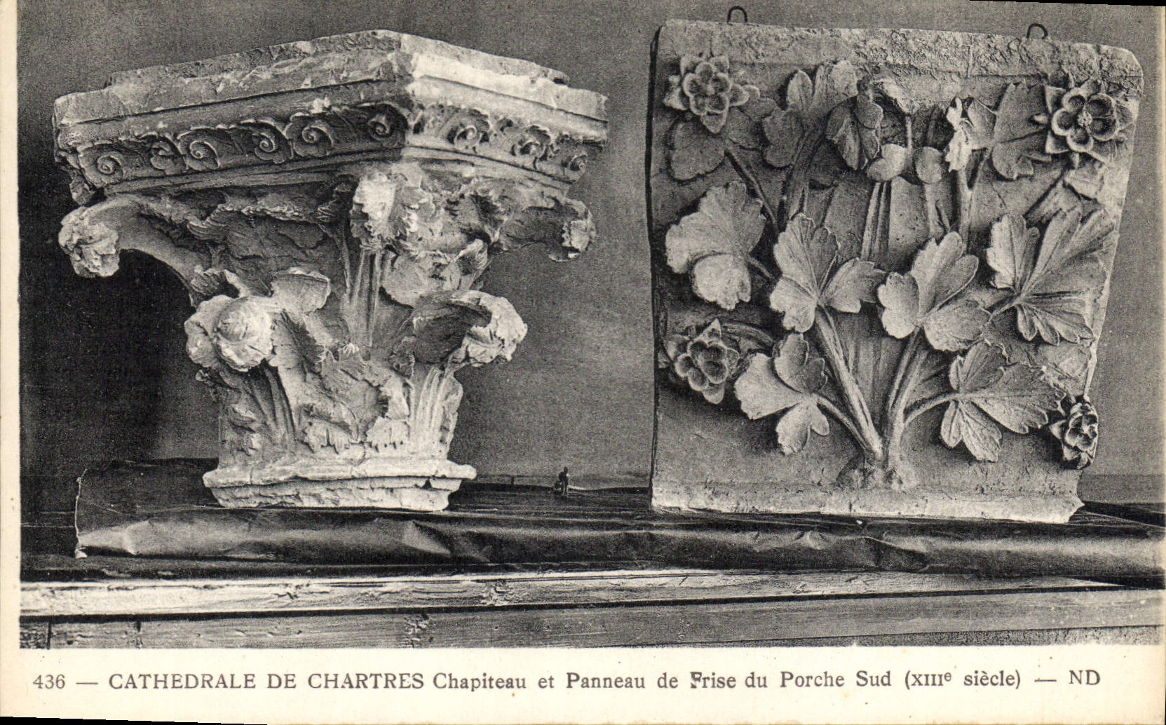 CPA Cathedrale de Chartres Chapiteau et Panneau de Prise du Porche Sud