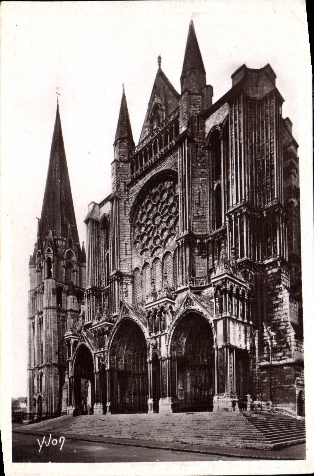 CPA Chartres La Cathedrale Le Portail Sud et la Vieille Tour