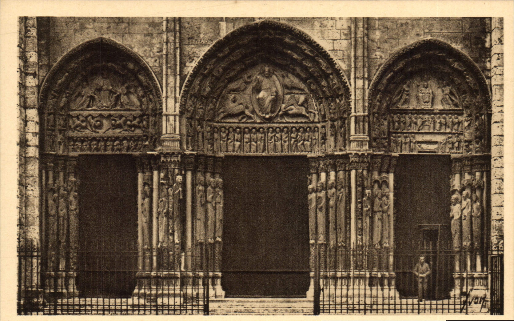 CPA Chartres Eure et Loir La Cathedrale Le Grand Portail 