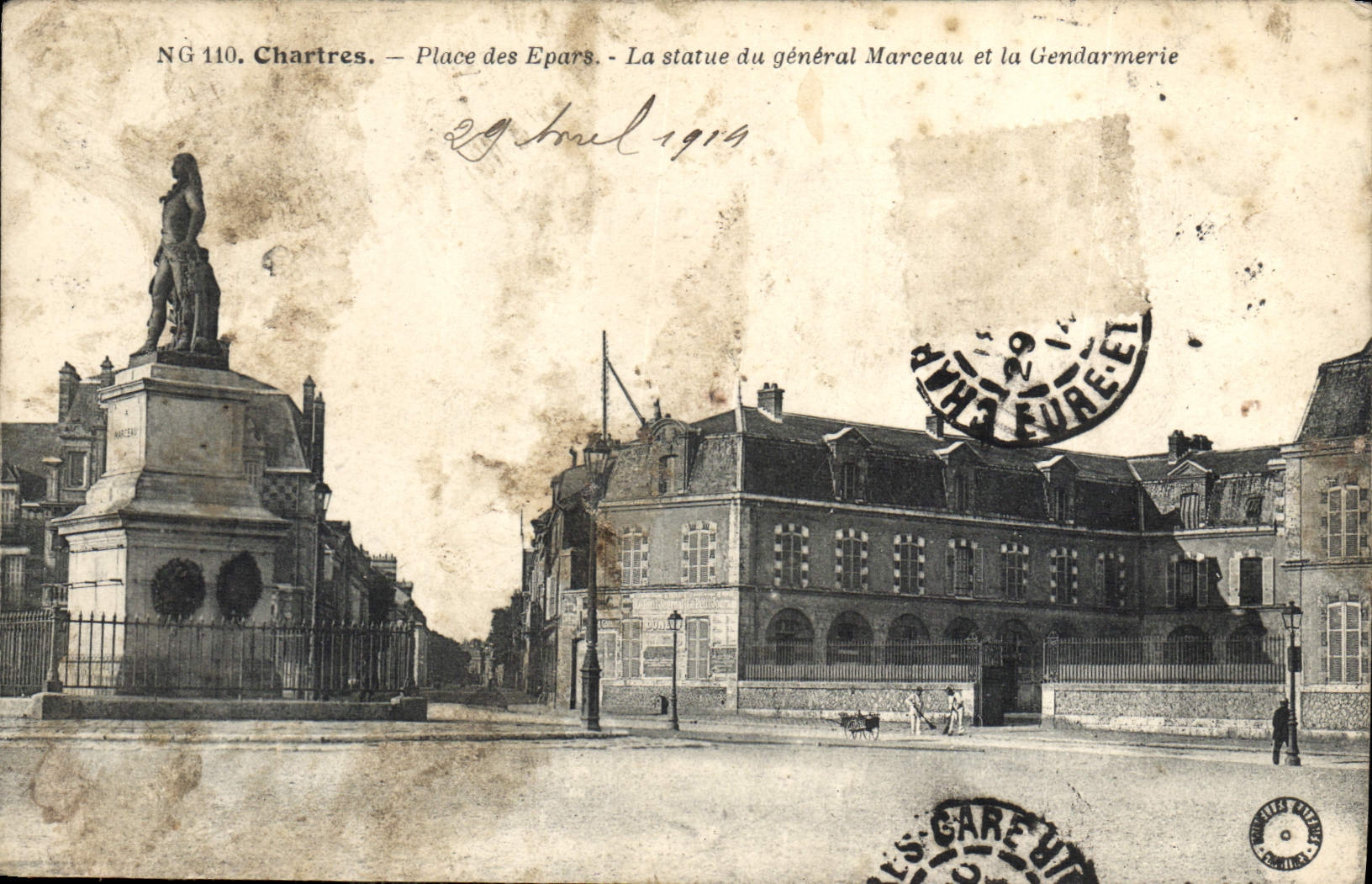 CPA Chartres Place des Epars La statue du generale Marceau et la Gendarmarie 