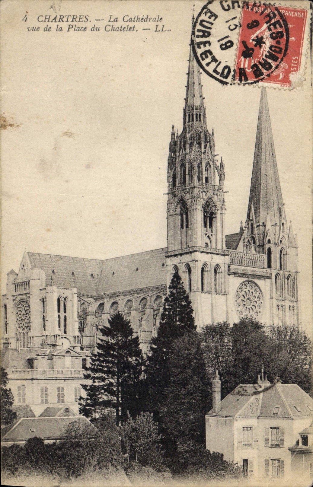 CPA Chartres La Cathedrale vue de la Place du Chatelet