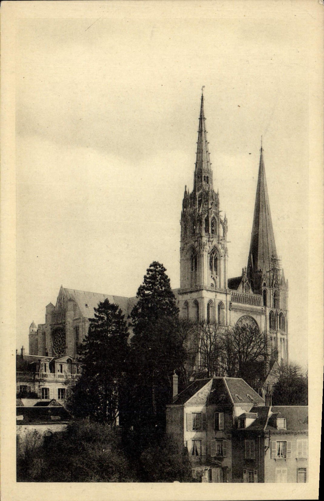 CPA Chartres Eure et Loir La Cathedrale 