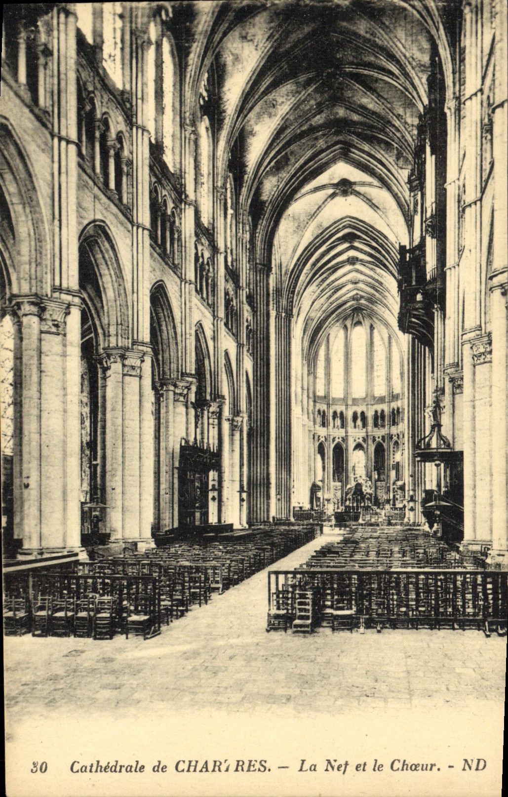 CPA Catherdale de Chartres La Nef et le Choeur 