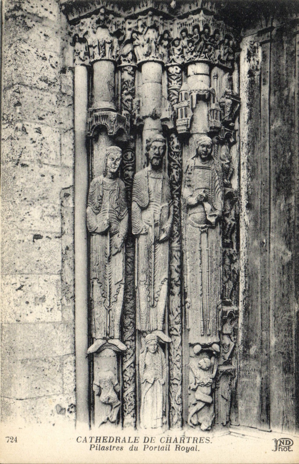 CPA Cathedrale de Chartres Pilastres du Portail Royal