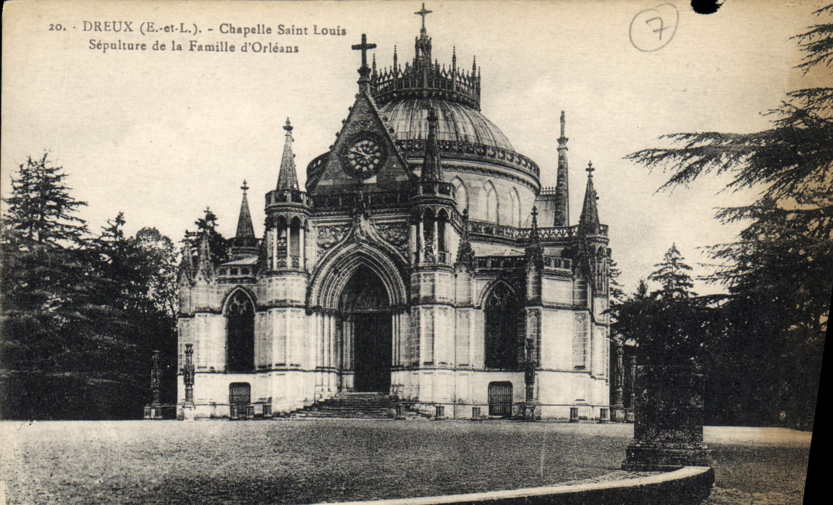 CPA Dreux E et L Chapelle Saint Louis Sepulture de la Famille d'Orleans 