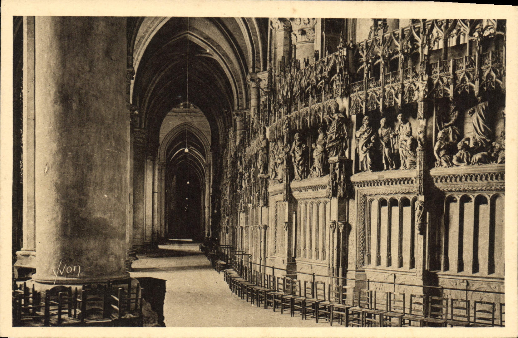 CPA Chartres Interieur de la Cathedrale Le Deambulatoire 