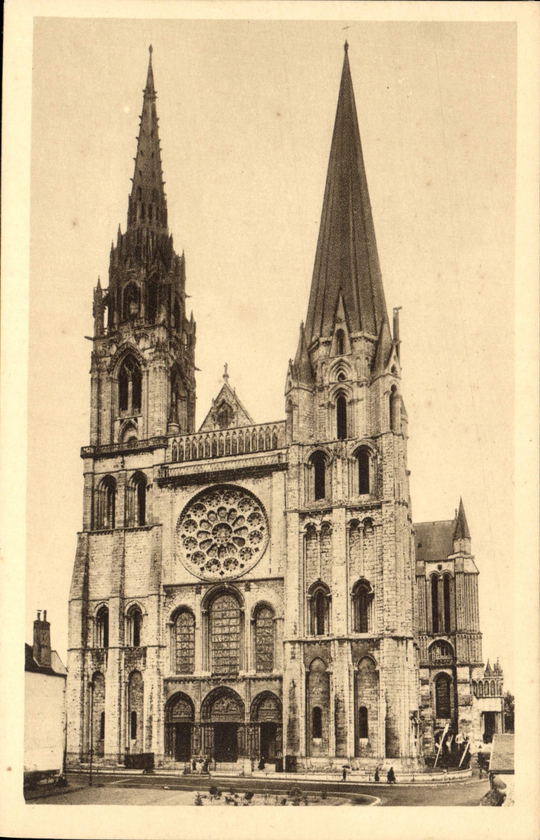 CPA Chartres Eure et Loir La Cathedrale 