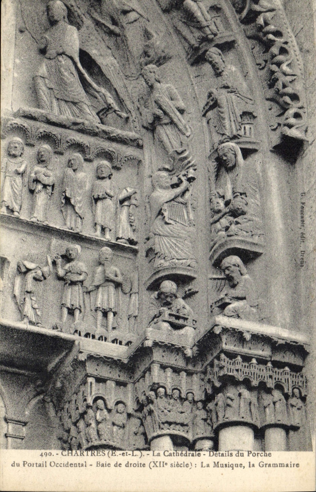 CPA Chartres E et L La Cathedrale Details du Porche 