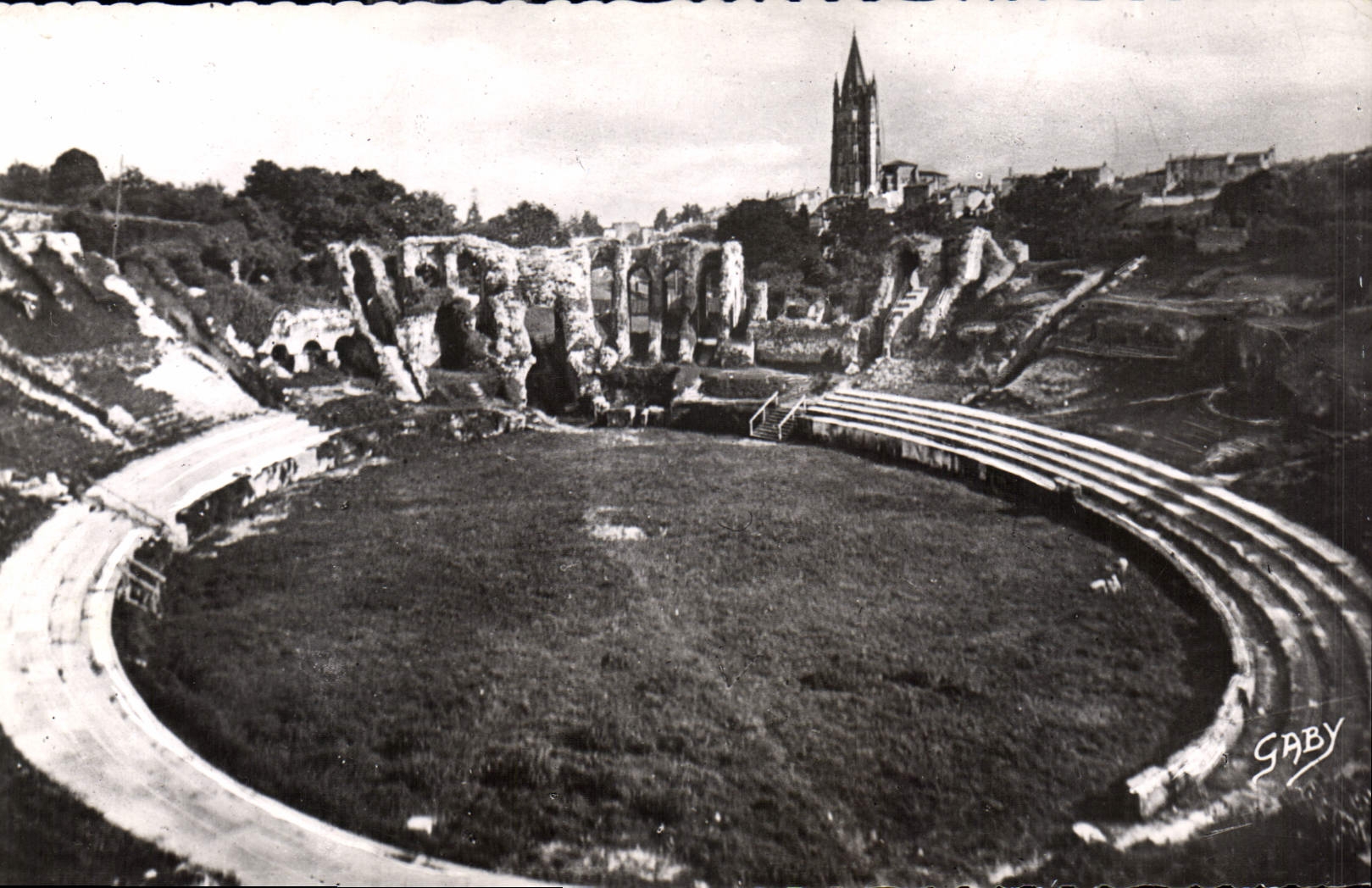 CPA Saintes Ch Mme Vue d'ensemble des Arenes gallo romaines 