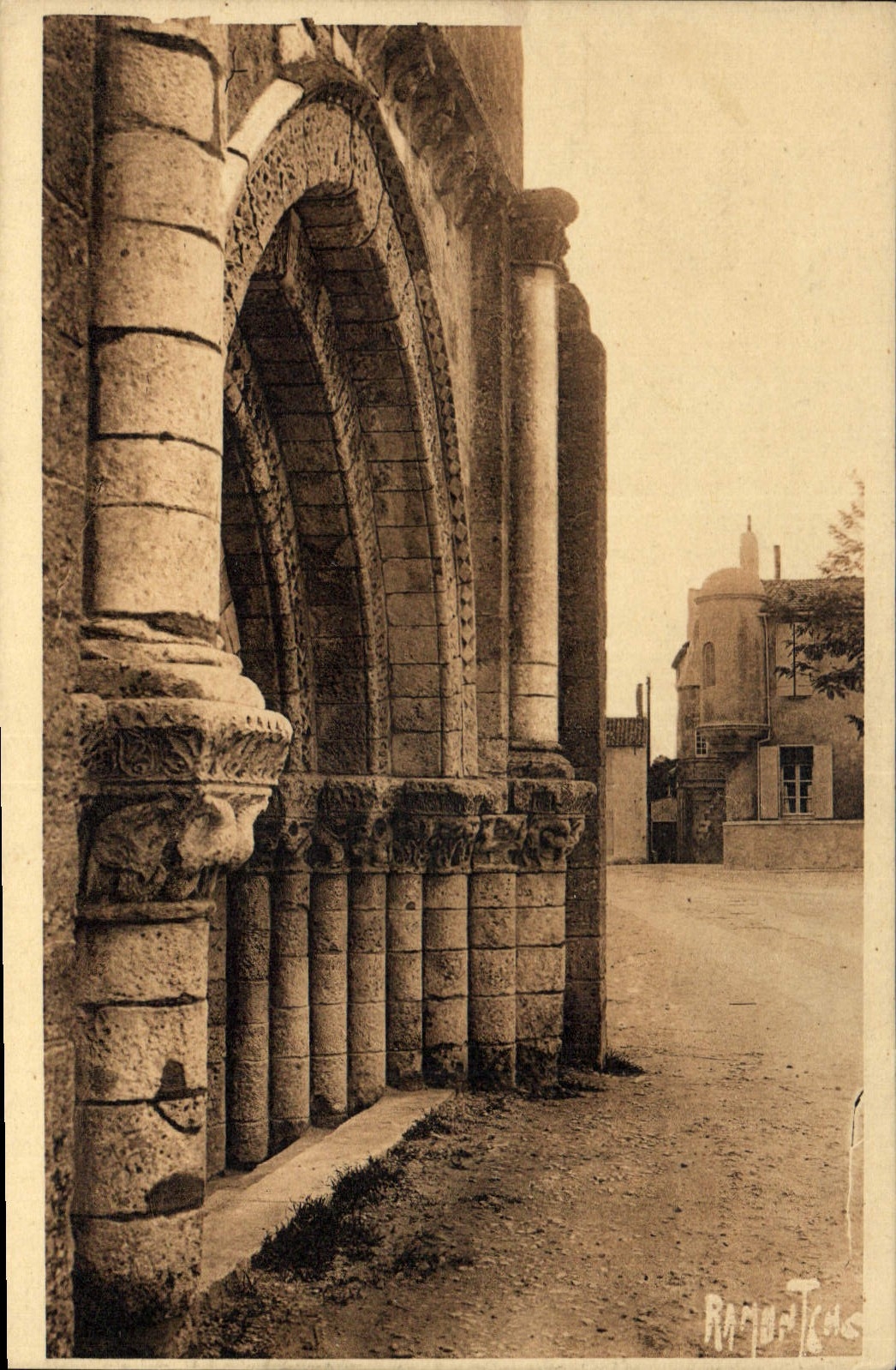 CPA L'lle de Re Portail de l'Eglise d'Ars 