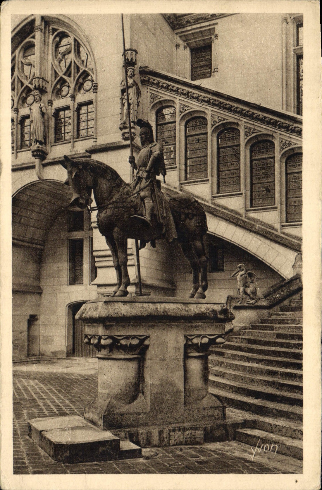 CPA Chateau de Pierrefonds Oise Statue du Duc d'Orleans