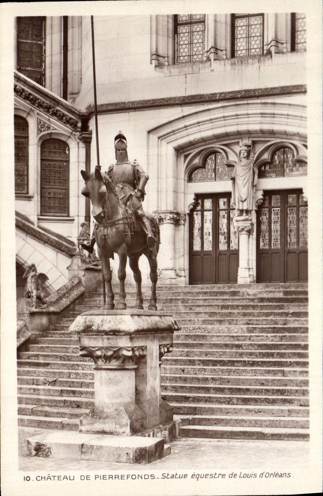 CPA Chateau de Pierrefonds Statue equestre de Louis d'Orleans