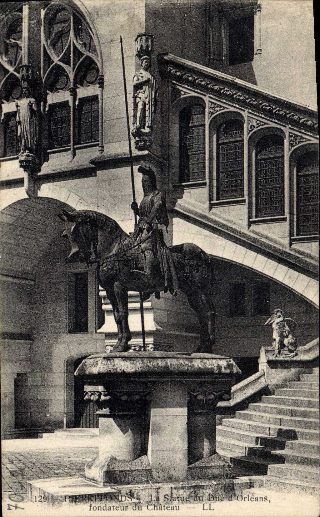 CPA Pierrefonds La Statue du Duc d'Orleans
