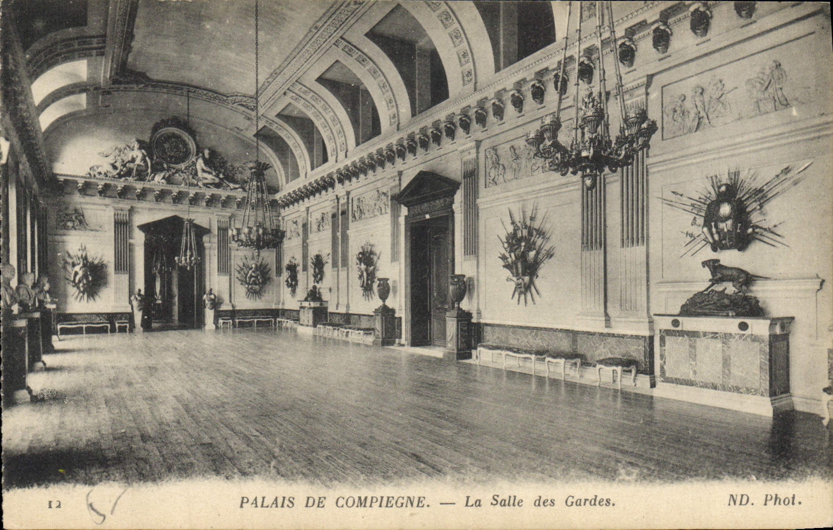 CPA Palais de Compiegne La Salle des Gardes