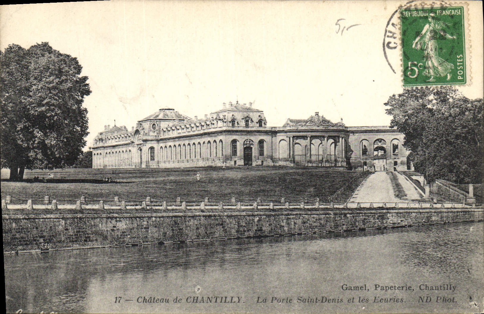 CPA Chateau de Chantilly La Porte Saint Denis et les Ecuries 