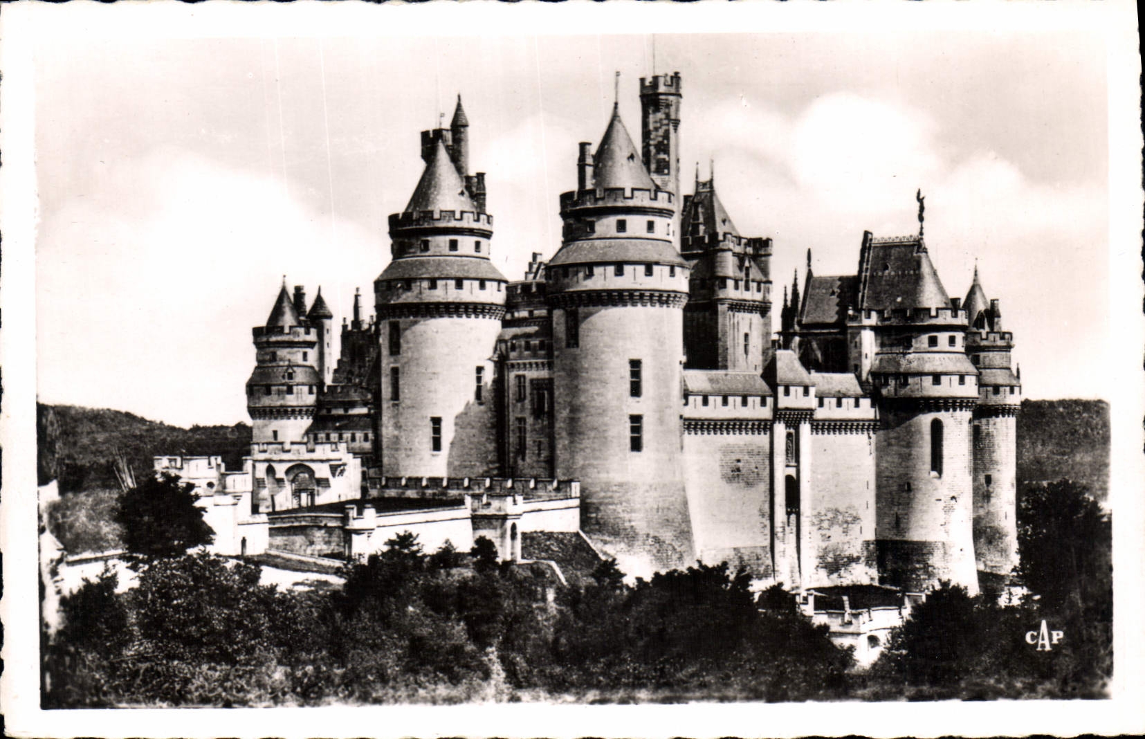 CPA Chateau de Pierrefonds Cote de la Chapelle 