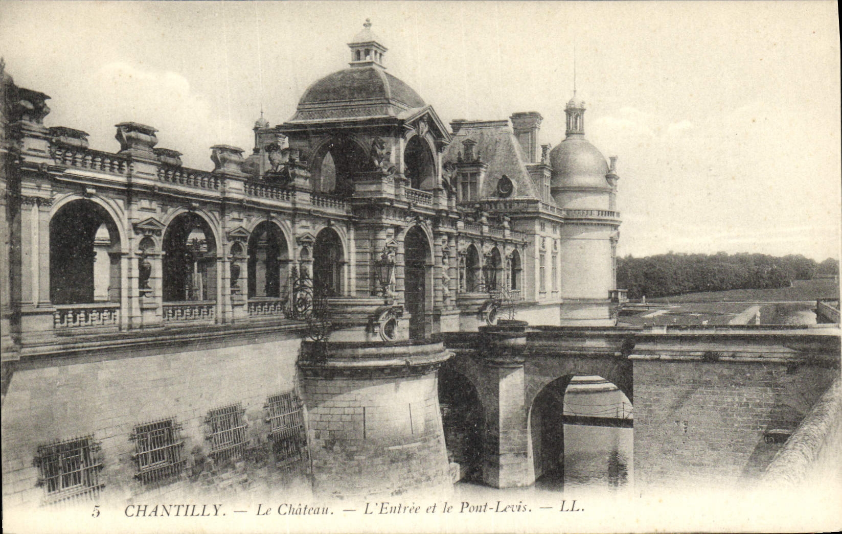 CPA Chantilly Le Chateau L'Entree et le Pont Levis 
