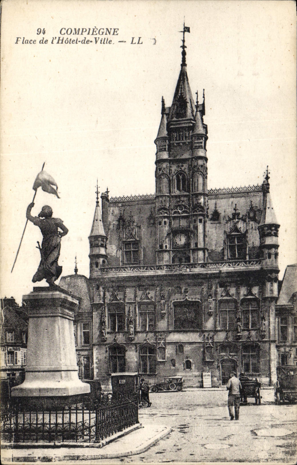CPA Compiegne Place de l'Hotel de Ville 
