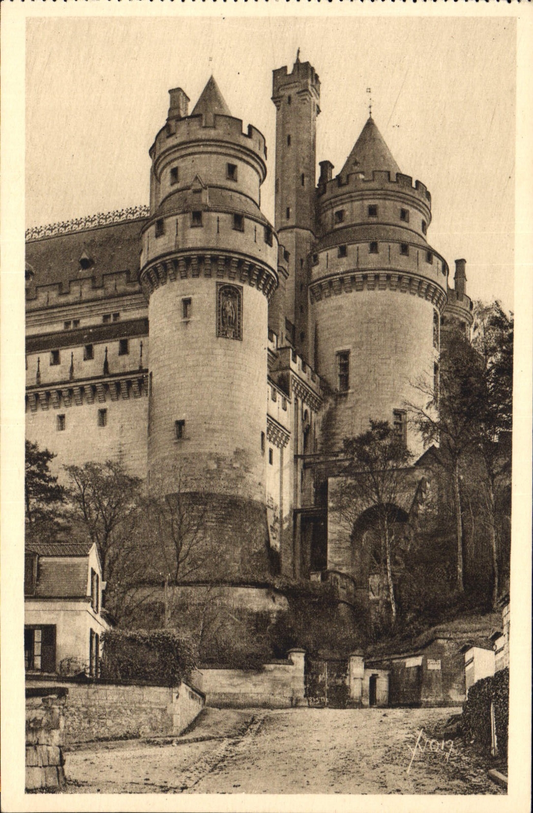 CPA Chateau de Pierrefonds Oise L'Arrivee au Chateau