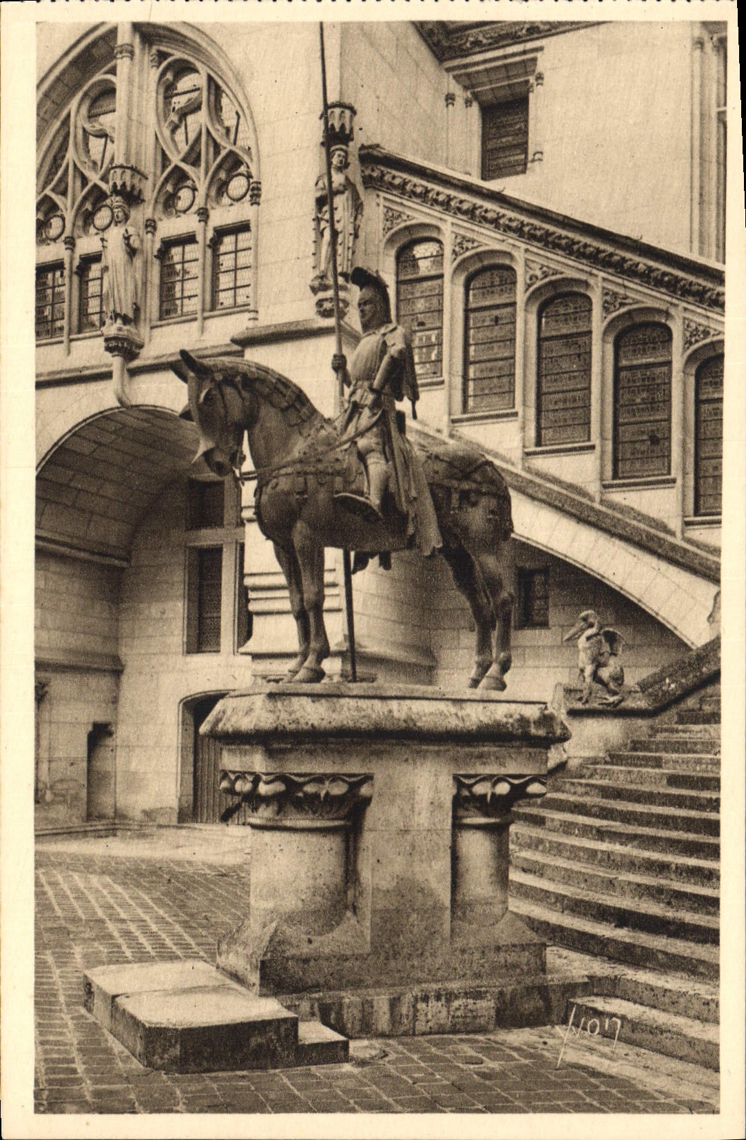 CPA Chateau de Pierrefonds Oise Statue du Duc d'Orleans