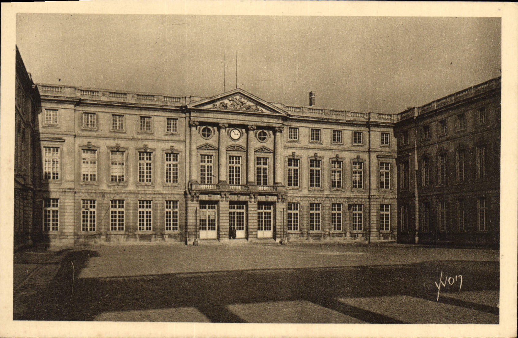 CPA Chateau de Compiegne Cour d'honneur