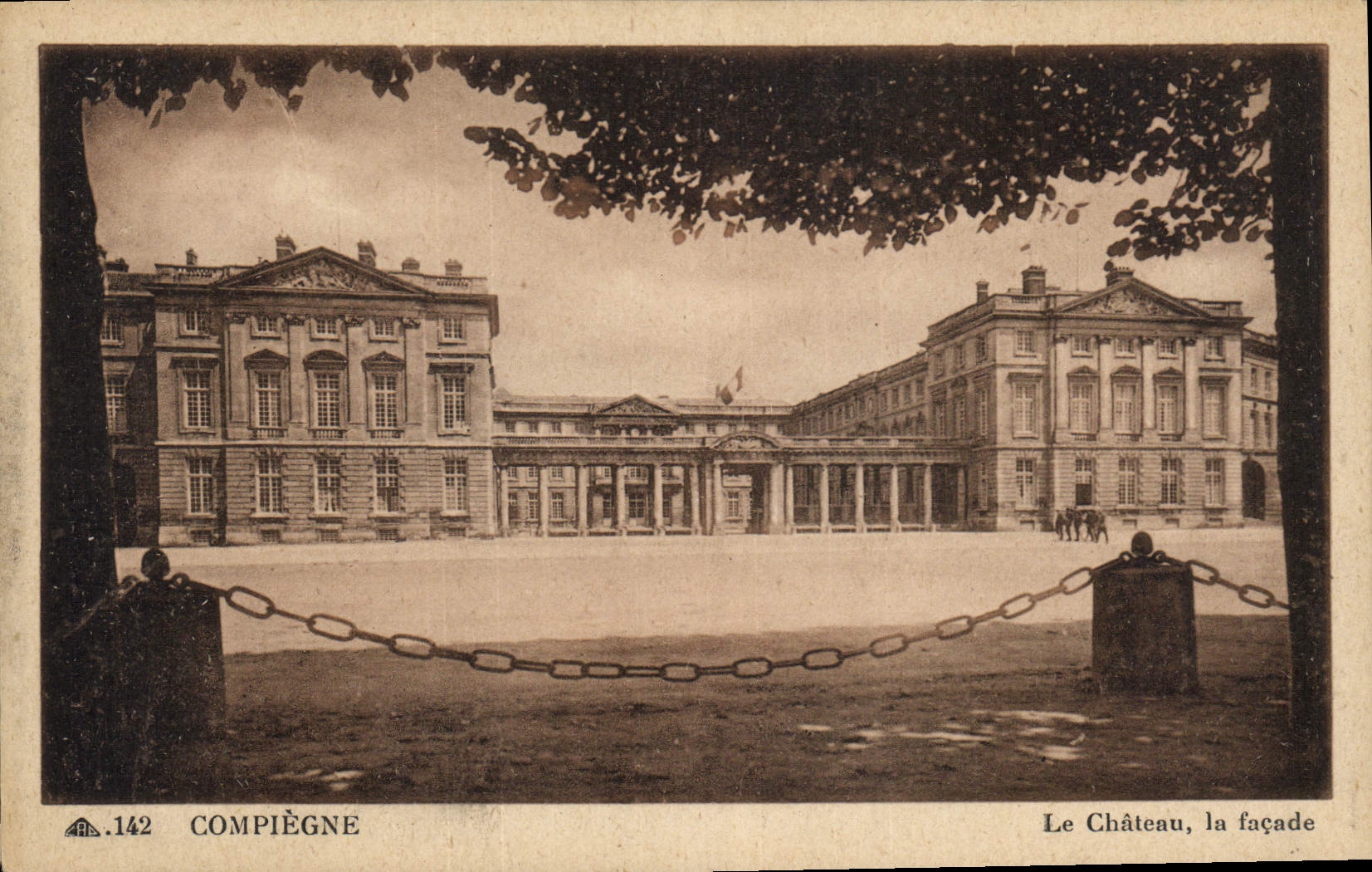 CPA Compiegne Le Chateau la facade 