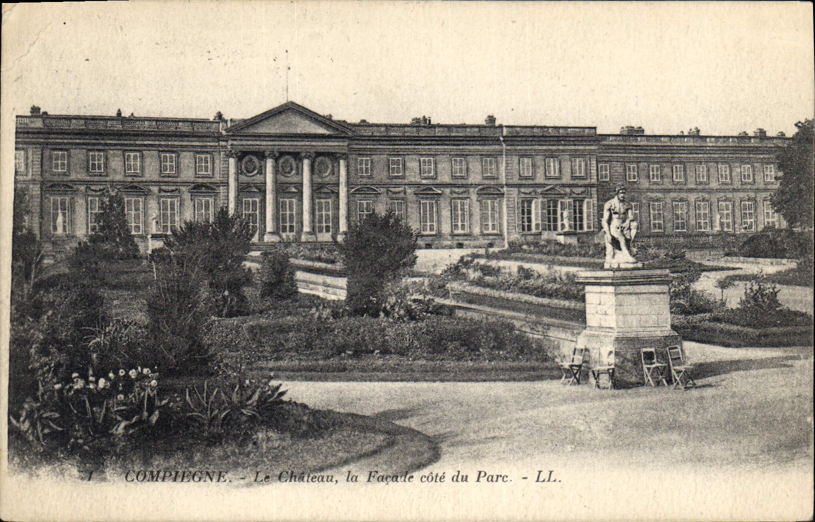 CPA Compiegne Le Chateau la Facade cote du Parc 
