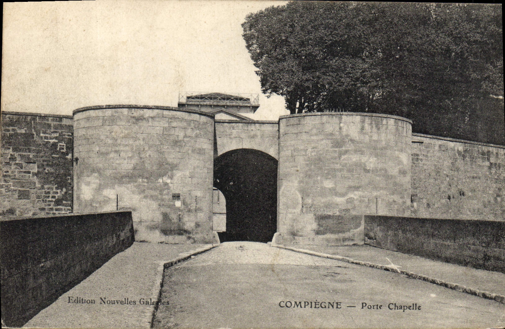 CPA Compiegne Porte Chapelle 
