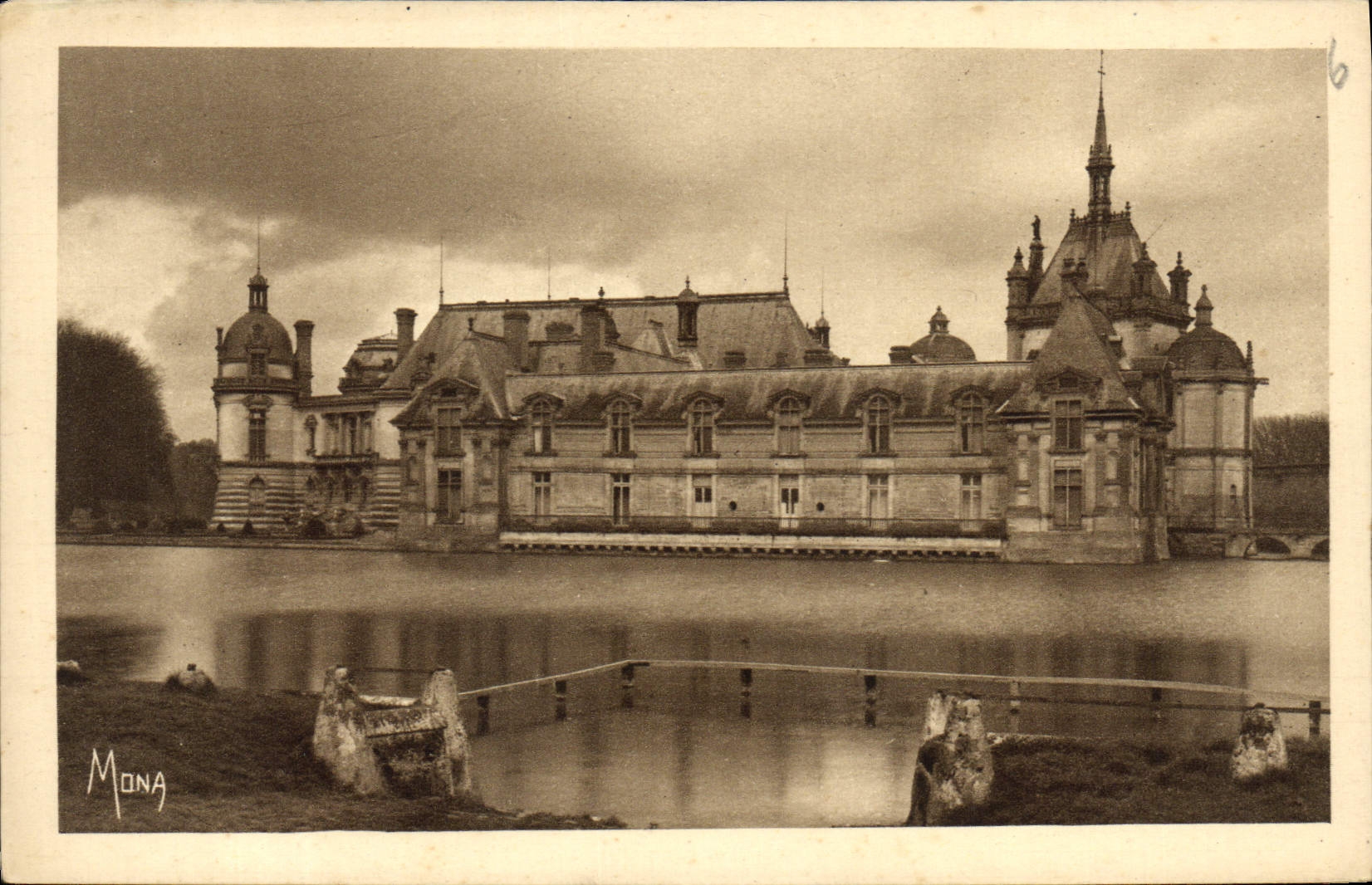 CPA Chateau de Chantilly Les Chateaux le Petit Chateau et la Tour de Tresor