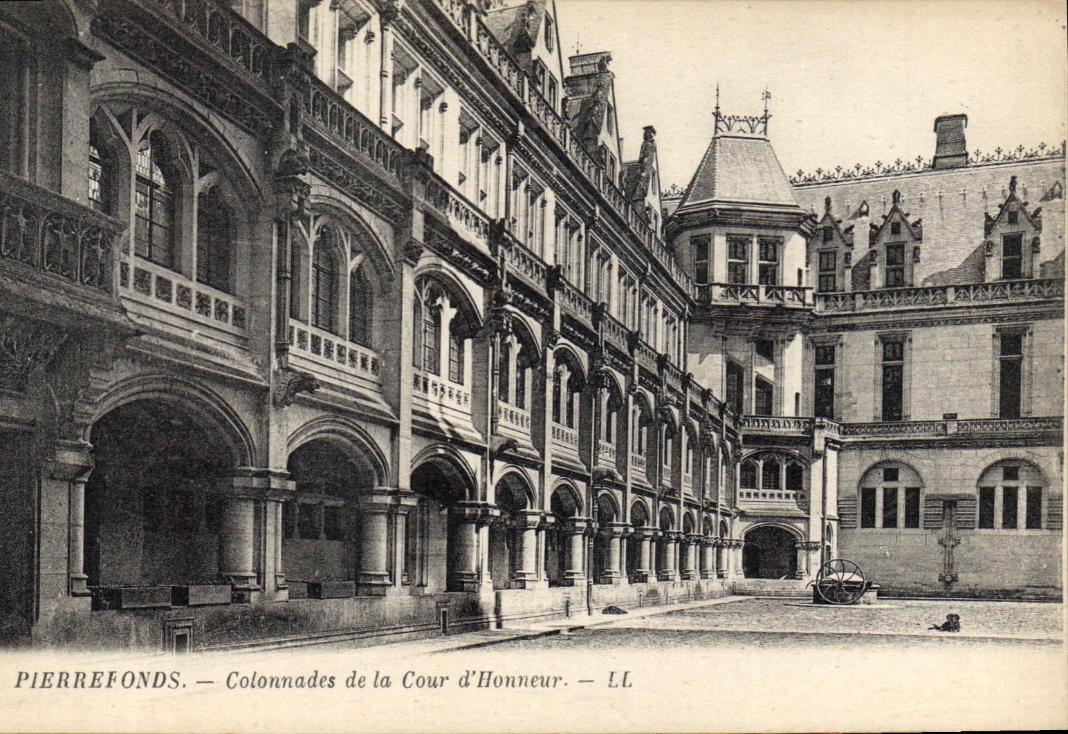 CPA Pierrefonds Colonnades de la Cour d'Honneur