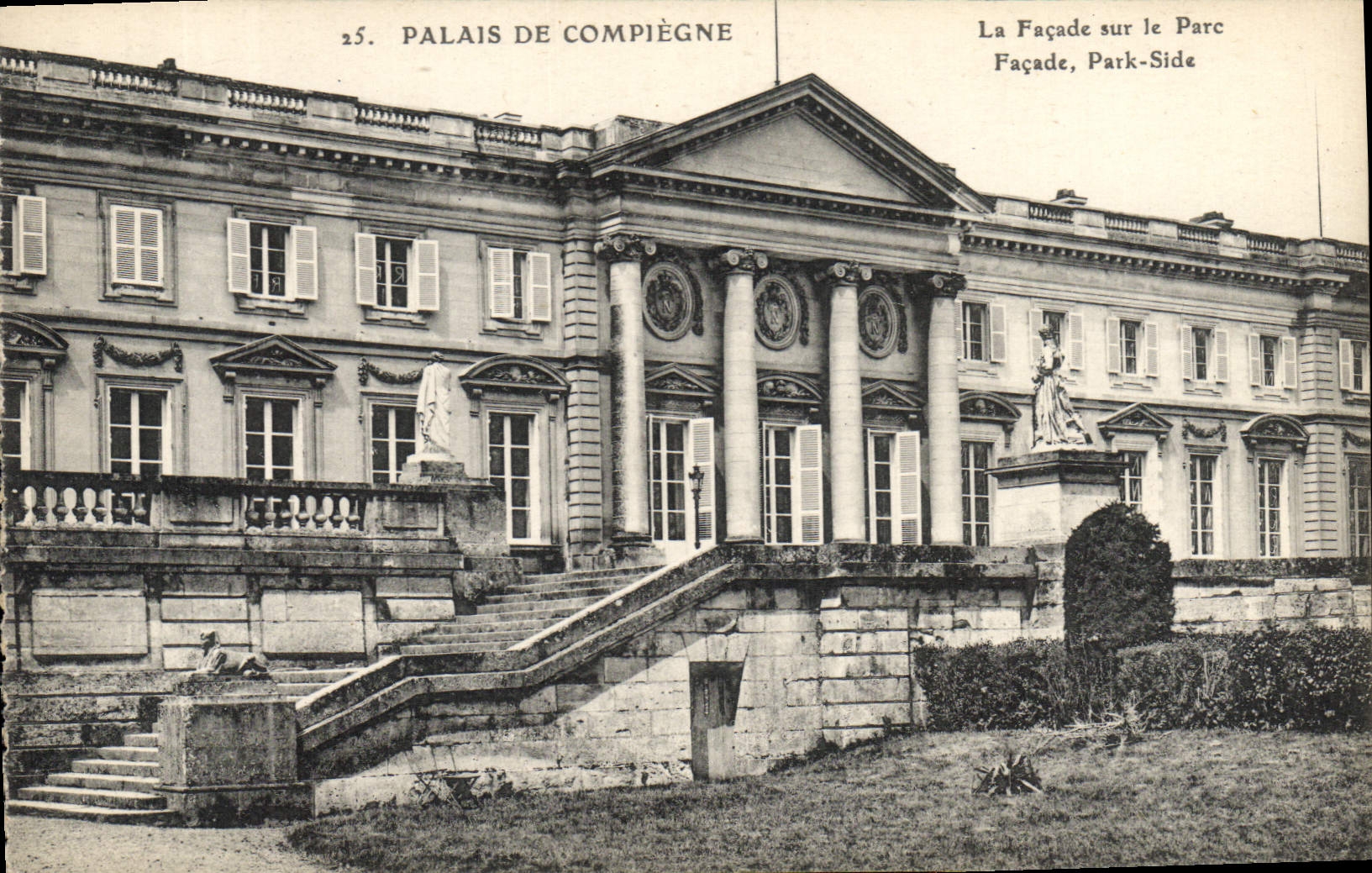CPA Palais de Compiegne La Facade sur le Parc