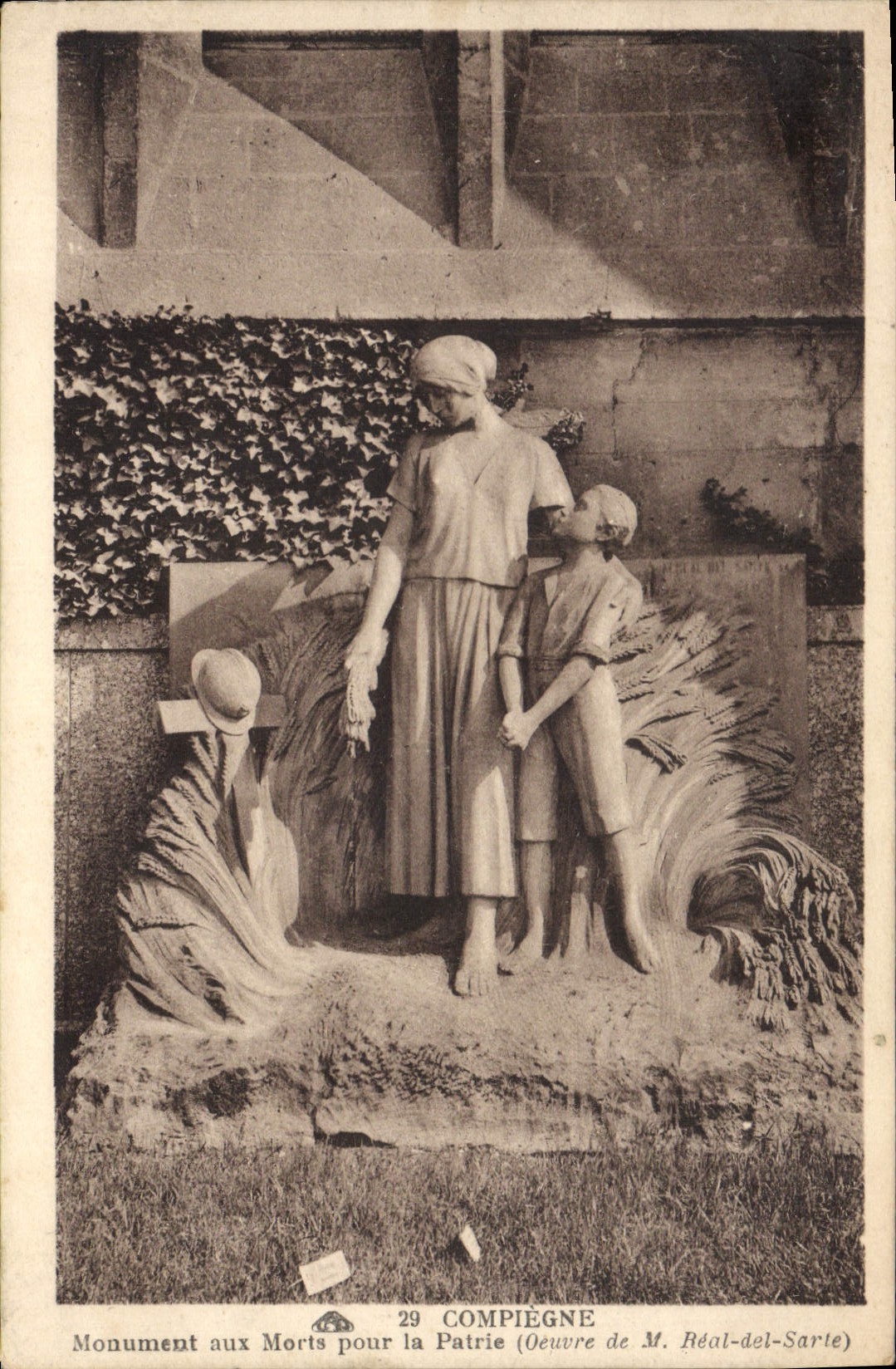 CPA Compiegne Monument aux Morts pour la Patrie