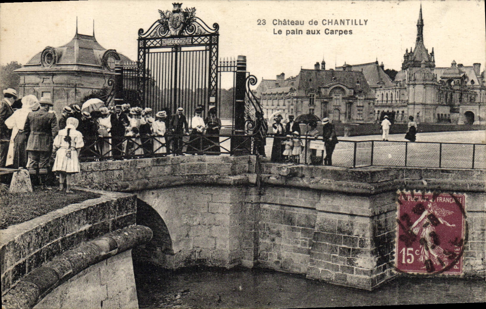 CPA Chateau de Chantilly Le pain aux Carpes 