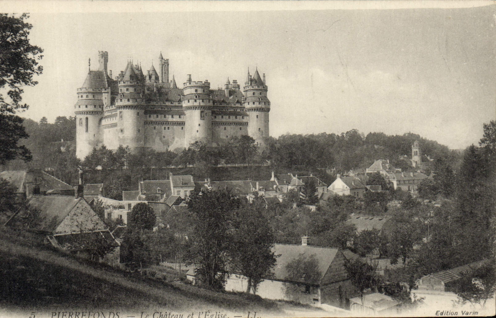 CPA Pierrefonds Le Chateau et l'Eglise