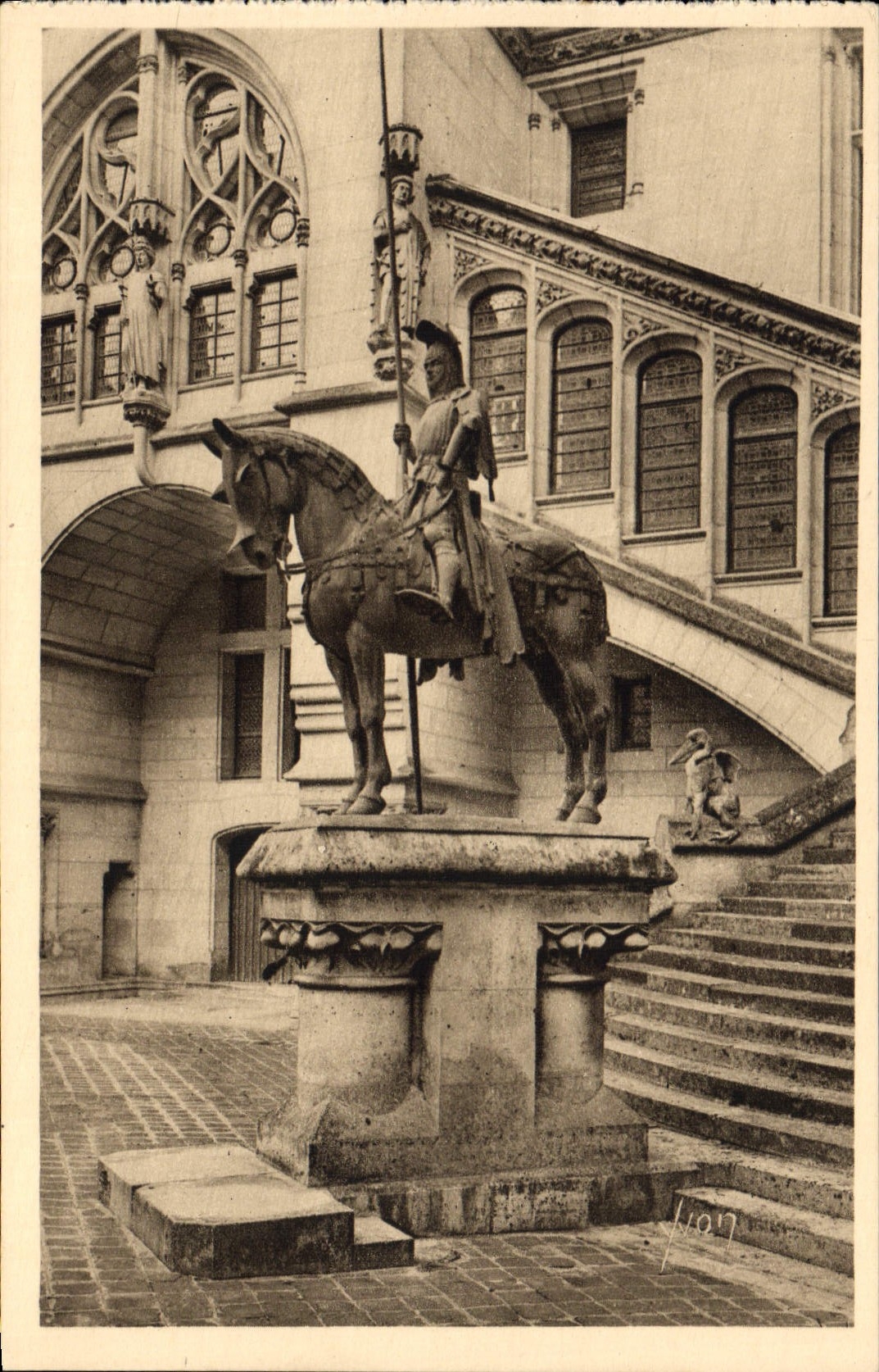 CPA Chateau de Pierrefonds Oise Statue du Duc d'Orleans 