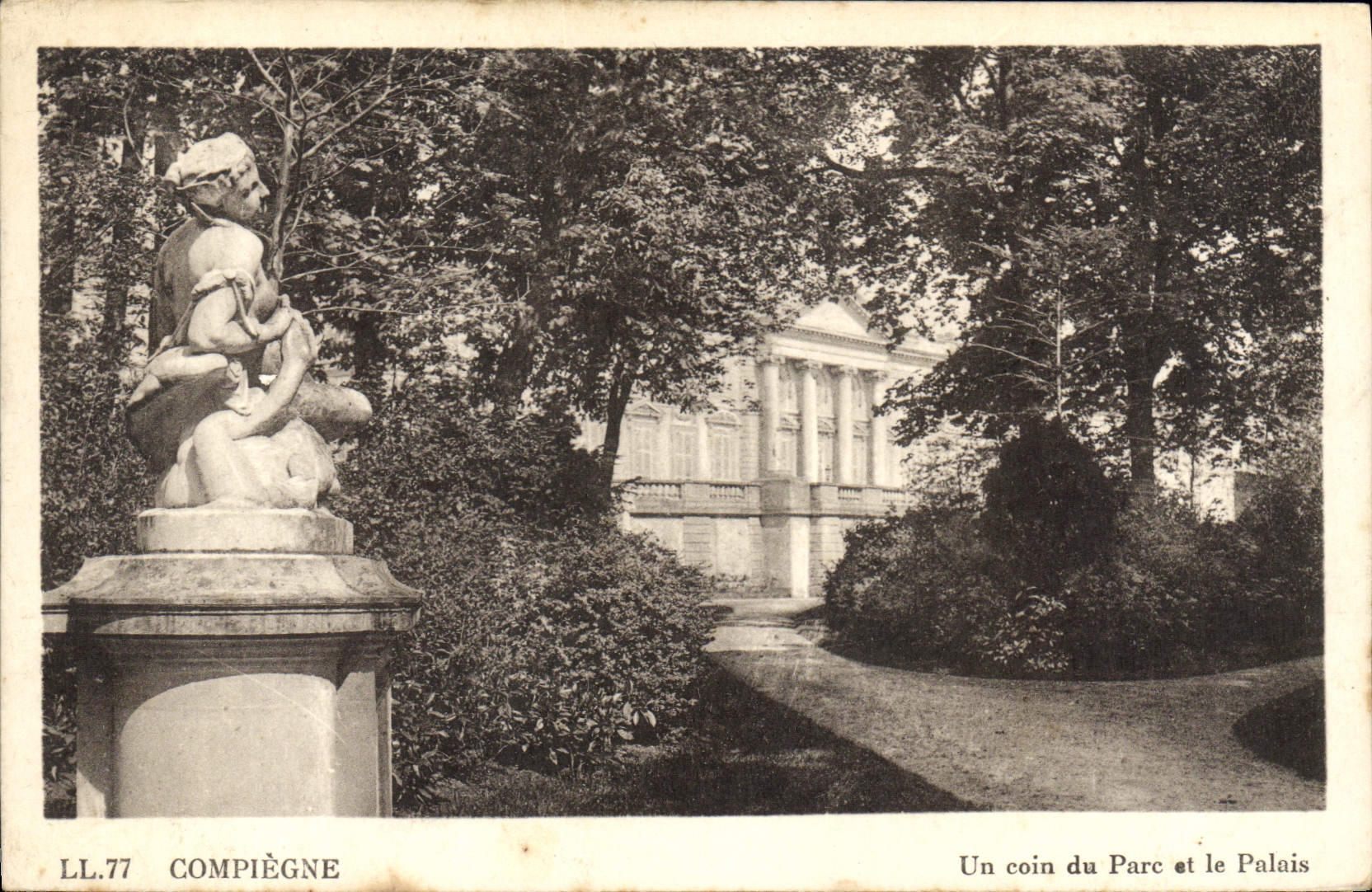 CPA Compiegne Un coin du Parc et le Palais