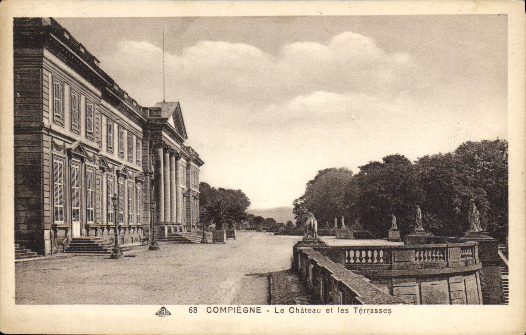 CPA Compiegne Le Chateau et les Terrasses
