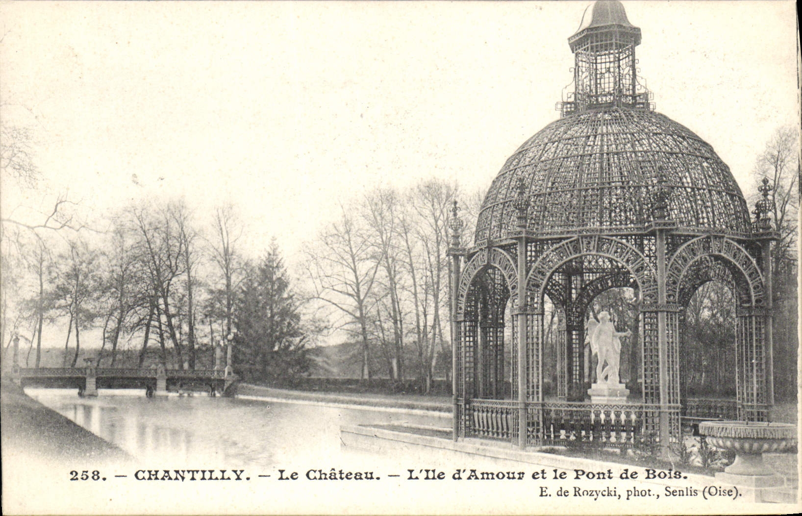 CPA Chantilly Le Chateau L'lle d'Amout et le Pont de Bois 
