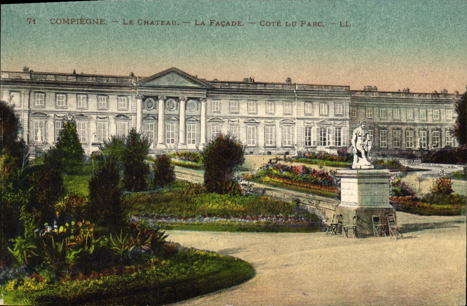 CPA Compiegne Le Chateau La Facade Cote lu Parc