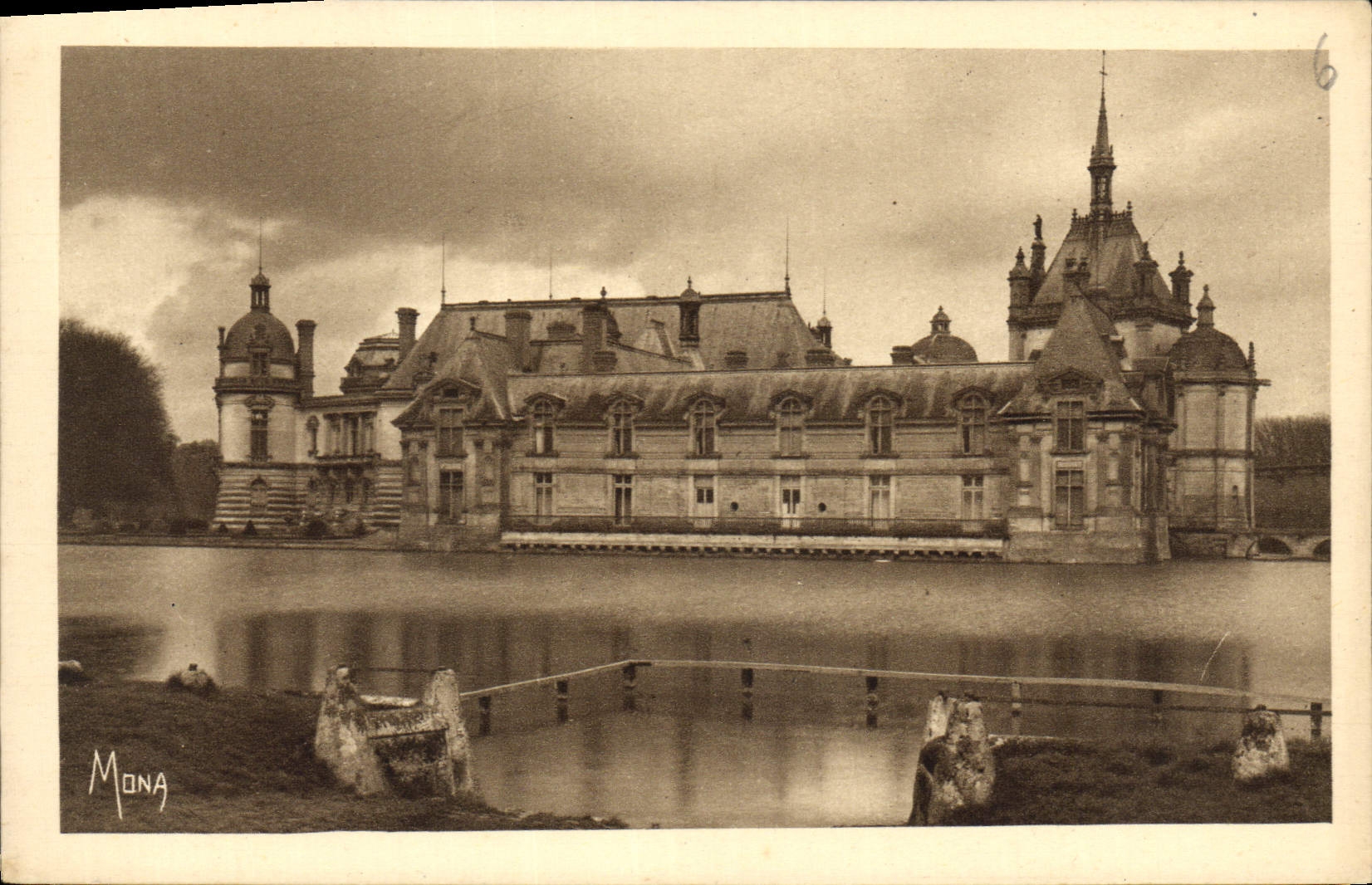 CPA Chateau de Chantilly Les Chateaux le Petit Chateau et la Tour de Tresor 
