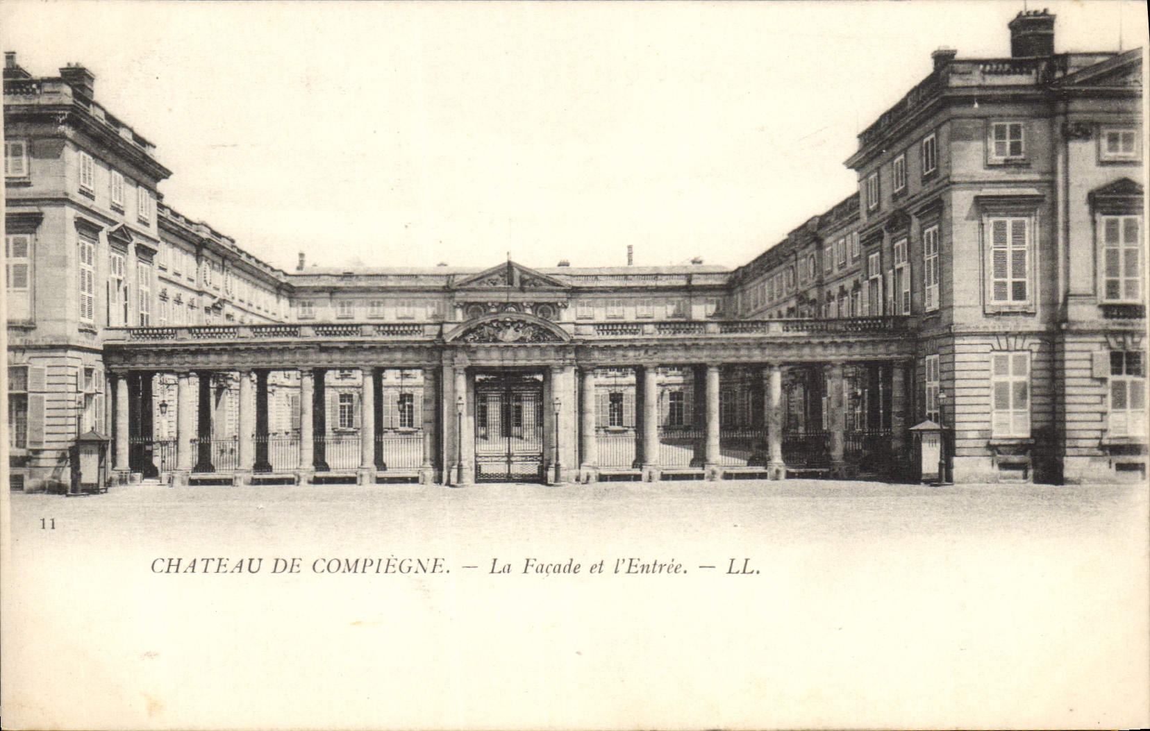 CPA Chateau de Compiegne La Facade et l'Entree