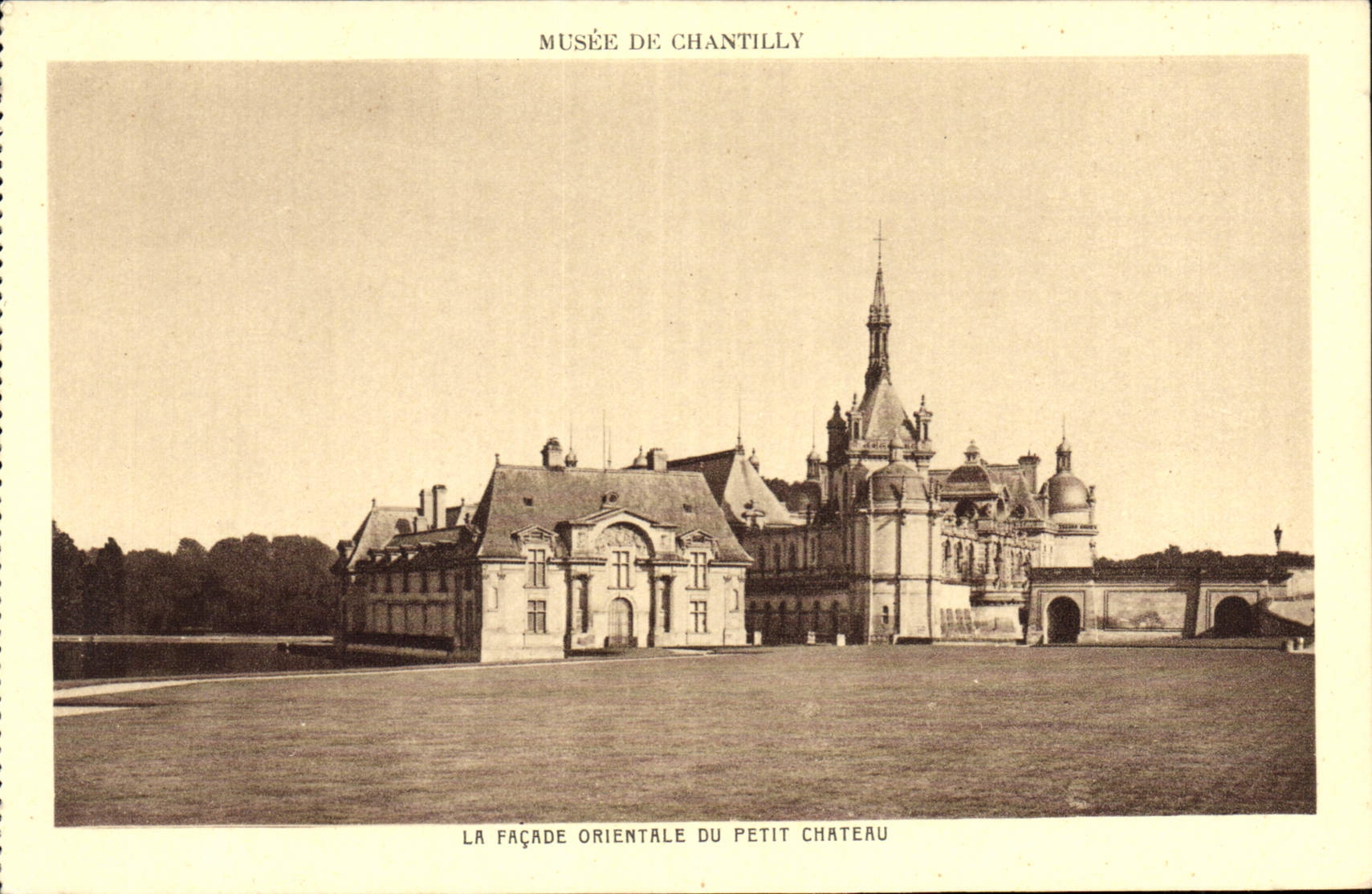 CPA Musee du Chantilly La Facade Orientale du Petit Chateau 