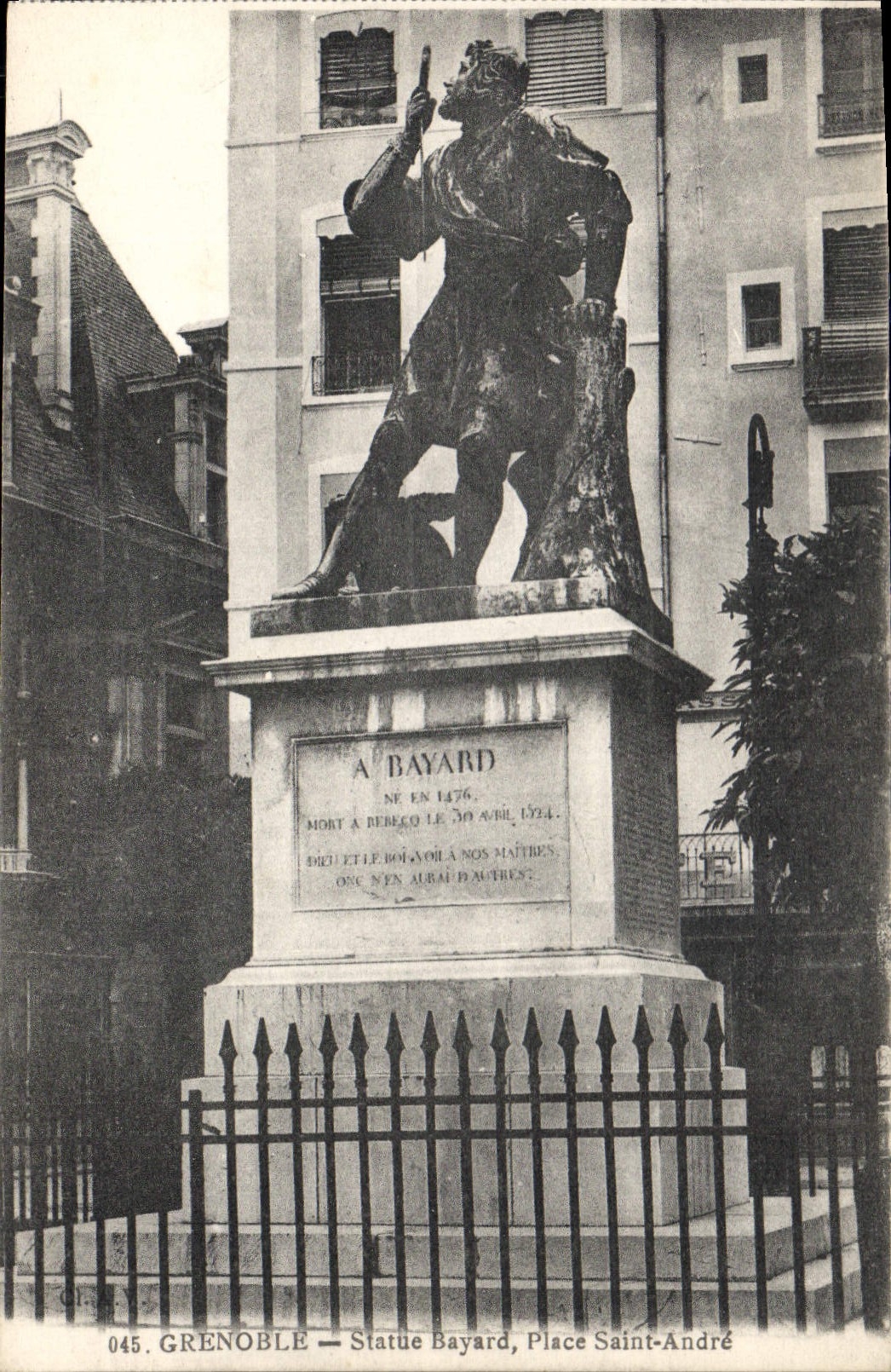 CPA Grenoble Statue Bayard Place Saint Andre 