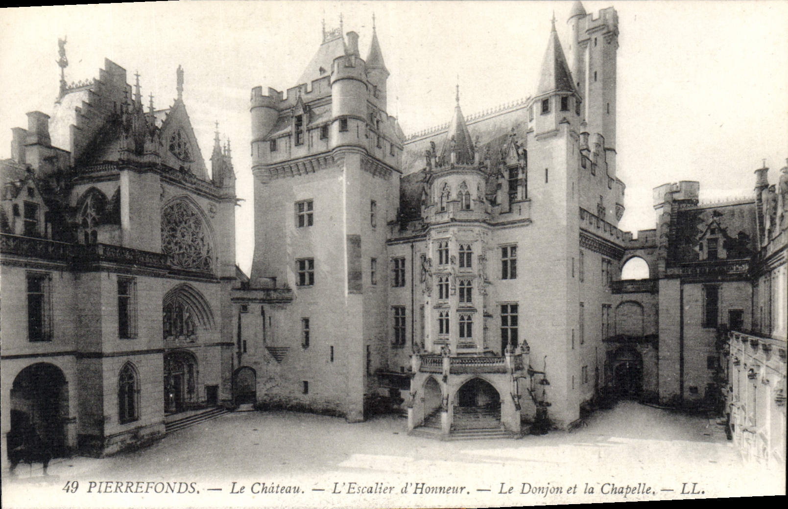 CPA Pierrefonds le Chateau l'Escalier d'Honneur le Donjon et la Chapelle