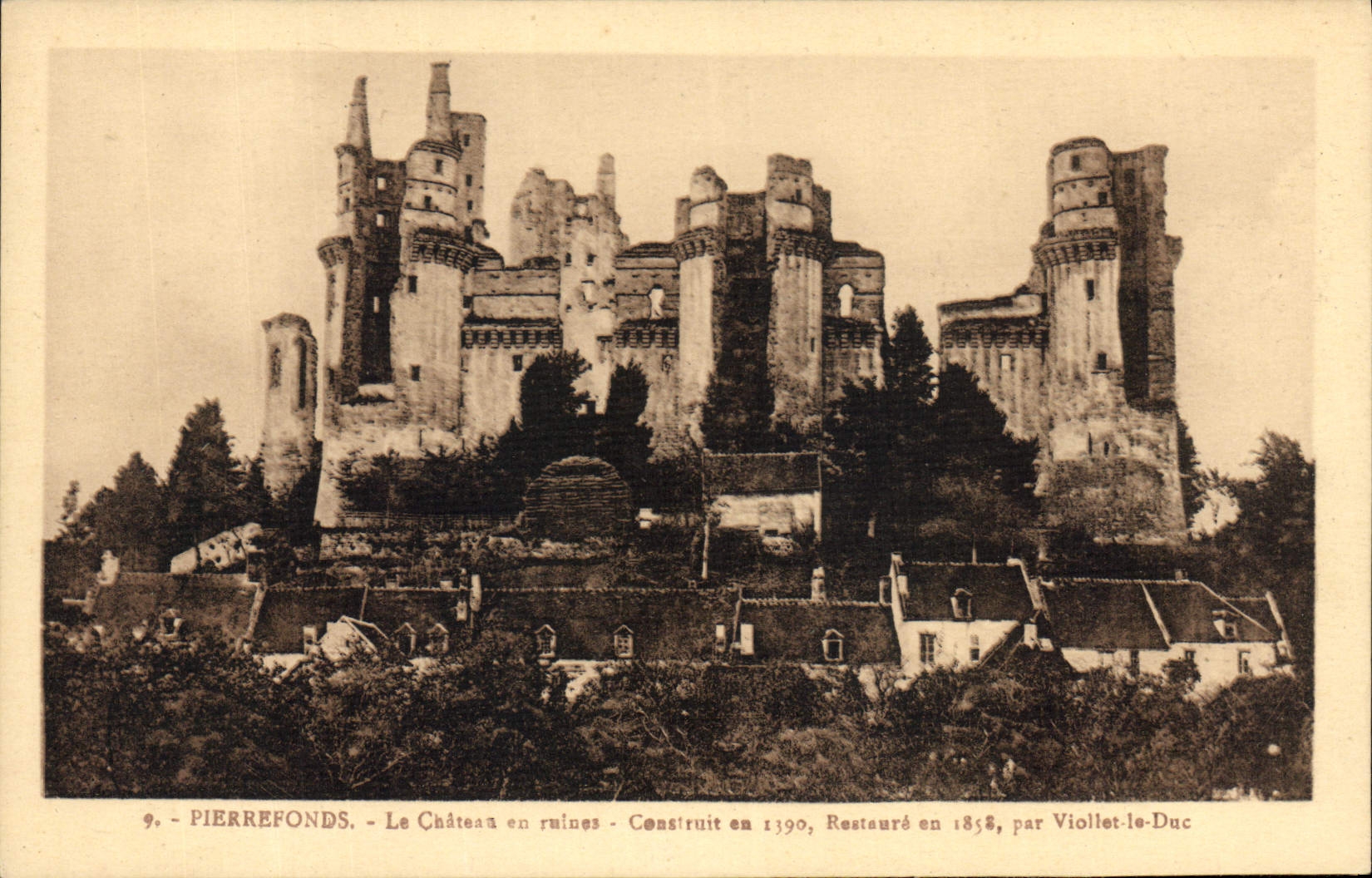 CPA Pierrefonds le Chateau en ruines construit en 1190 restaure en 1858 par Viollet le Duc