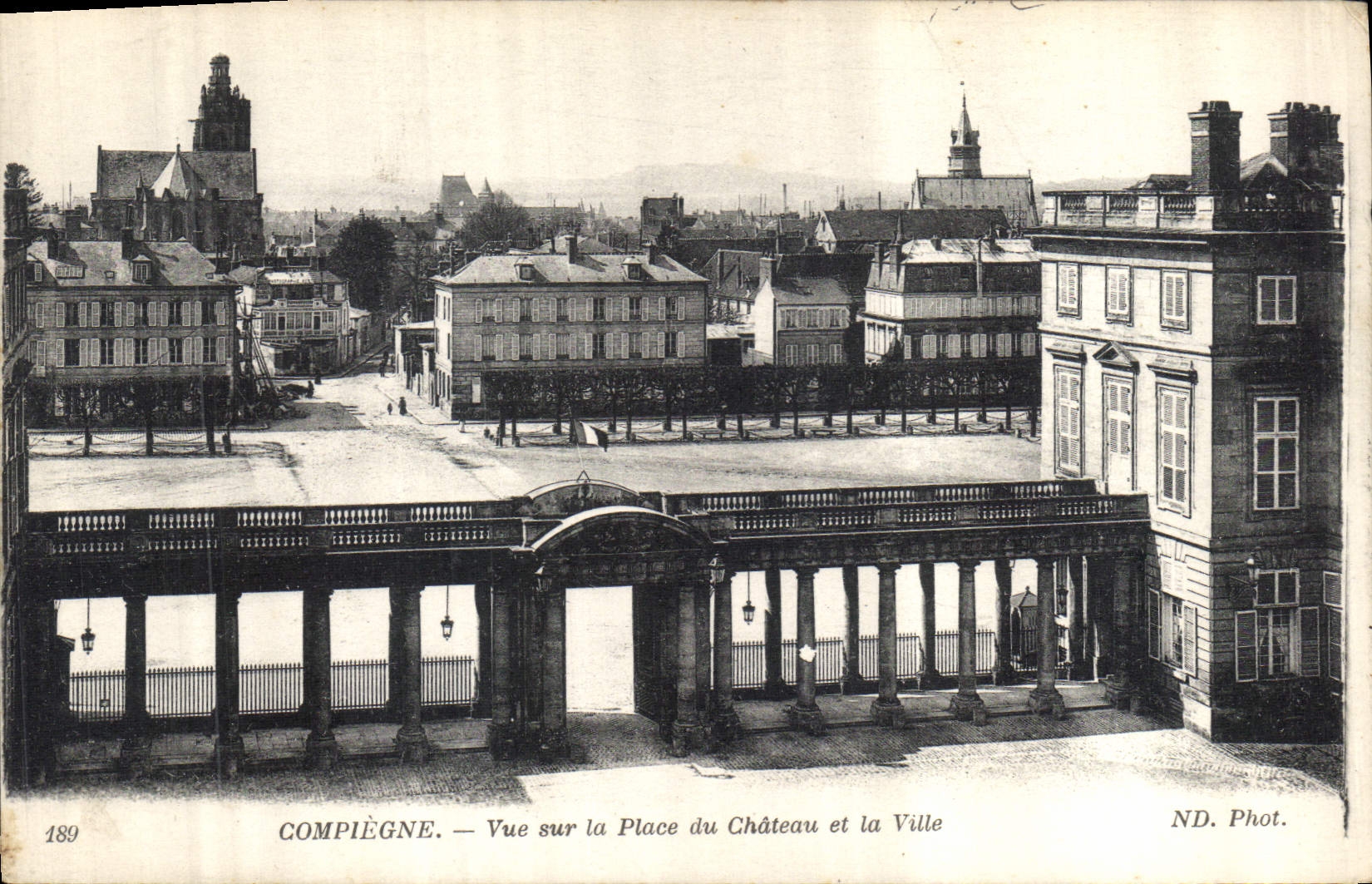 CPA Compiegne vue sur la Place du Chateau et la Ville 