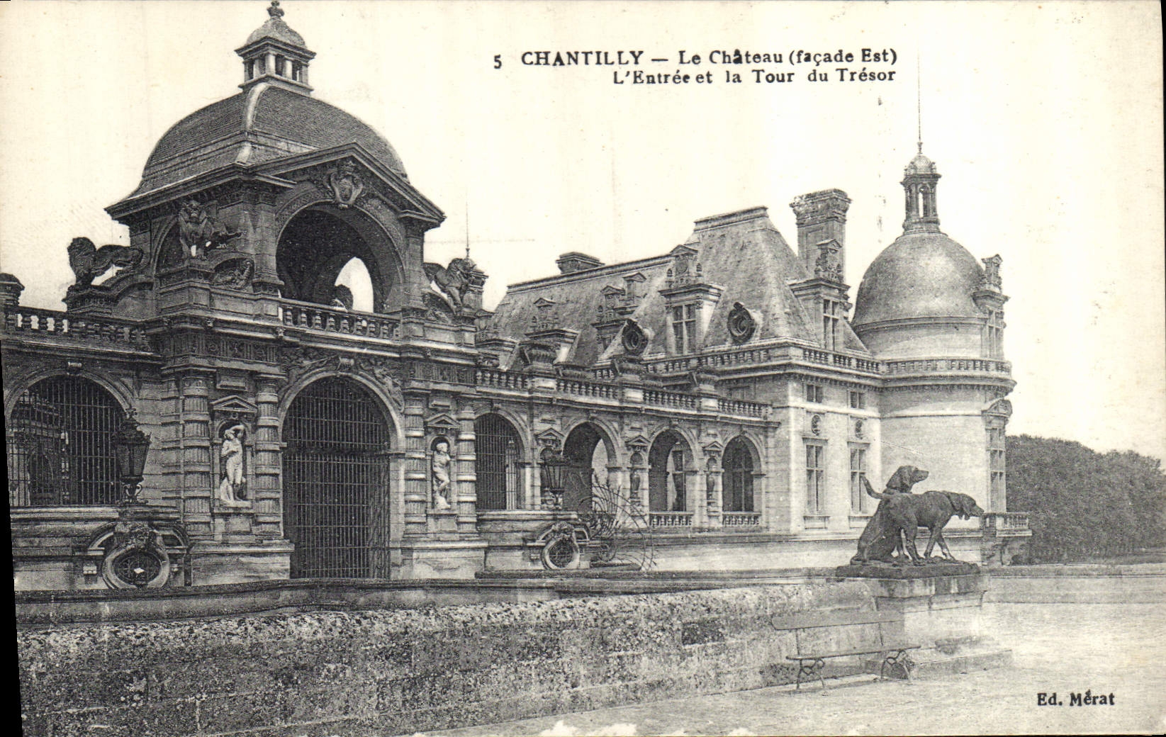 CPA Chantilly le Chateau Facade Est l'Entree et la Tour du Tresor 
