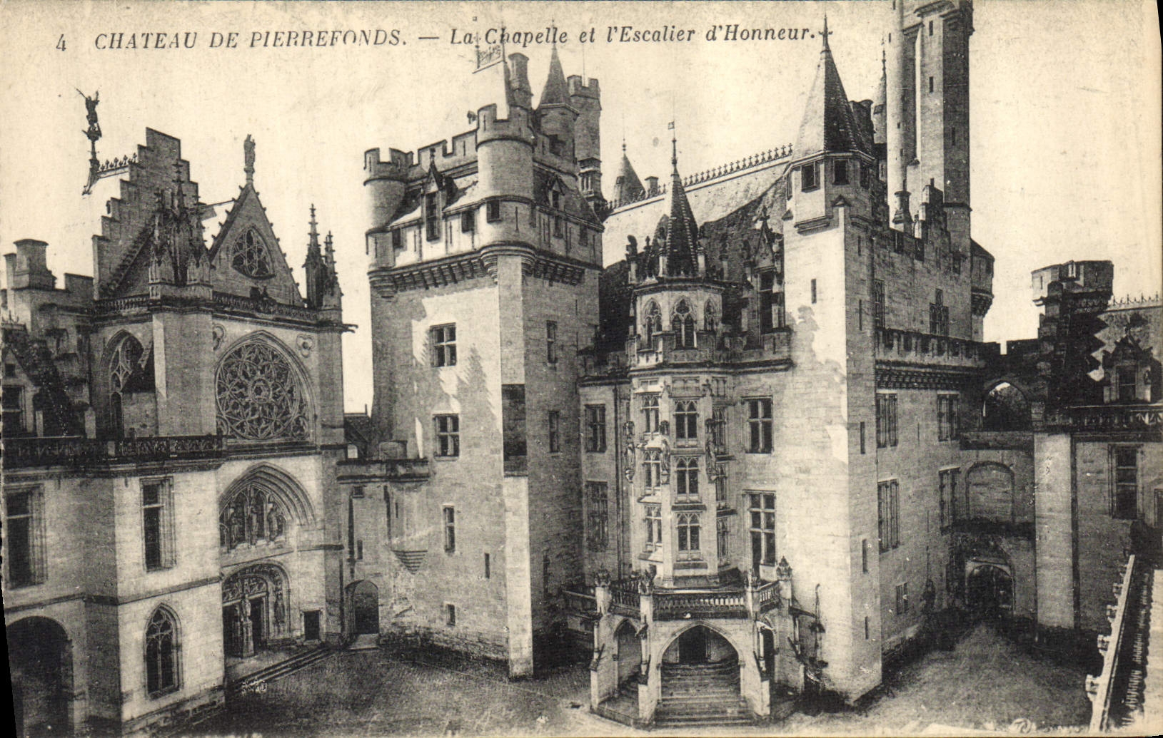 CPA Chateau de Pierrefonds la Chapelle et l'Escalier d'Honneur
